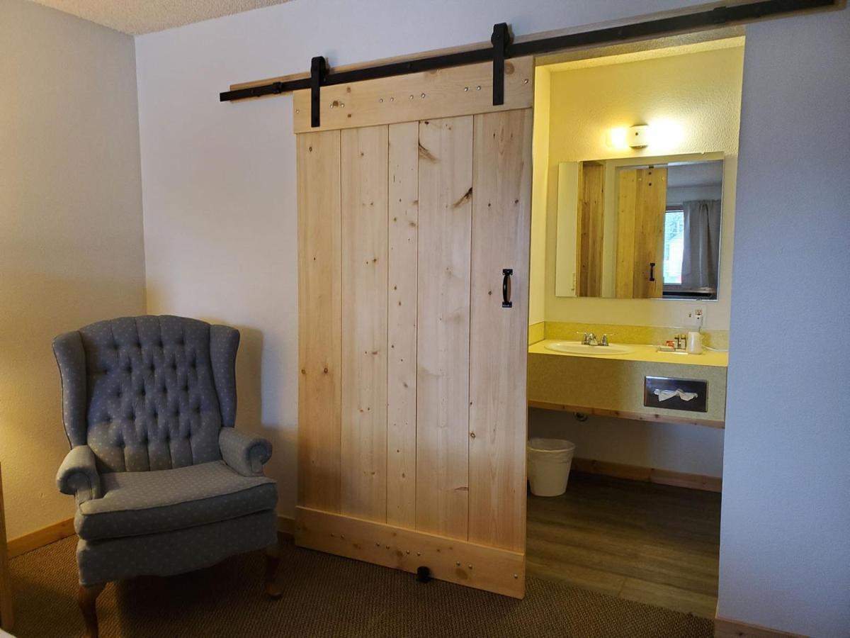 Warden Inn Deer Lodge Exteriör bild